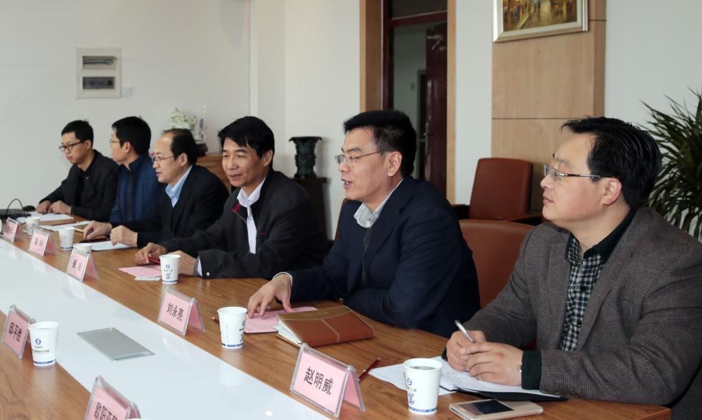 党委书记崔岩,党委副书记、副院长刘永亮及党政办、教务处等相关部门同志参加座谈