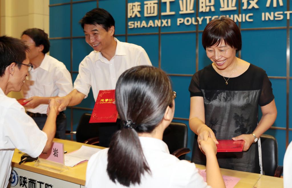 学院领导为受表彰的先进集体和个人颁奖