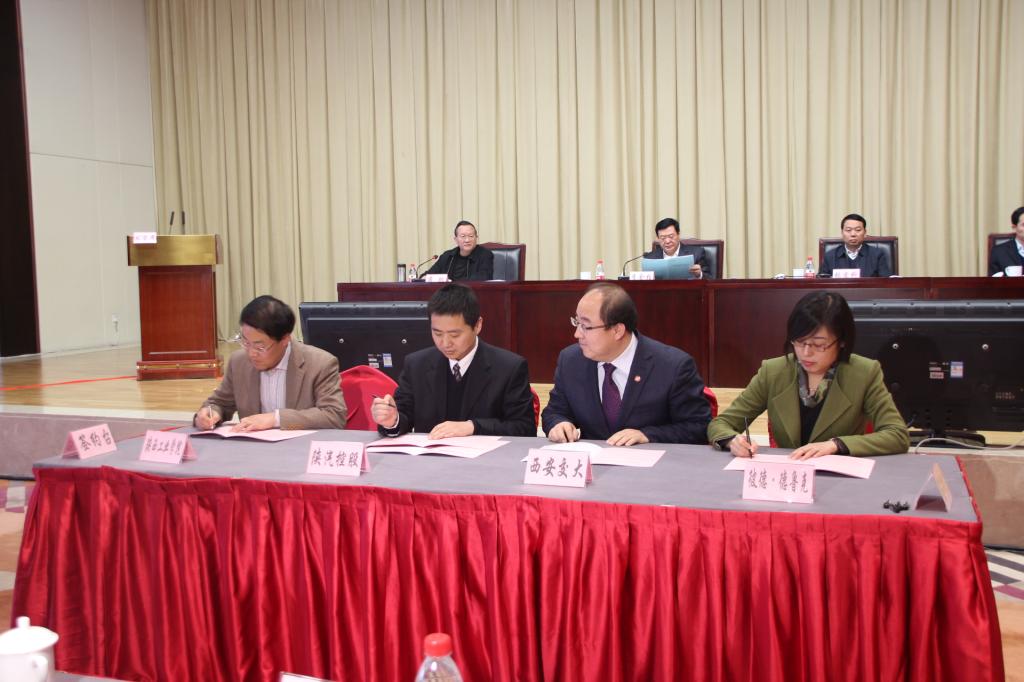 王天哲副书记代表我院与西安交通大学、彼得•德鲁克管理学院同时与陕西汽车控股集团有限华体会签订人才培训合作协议