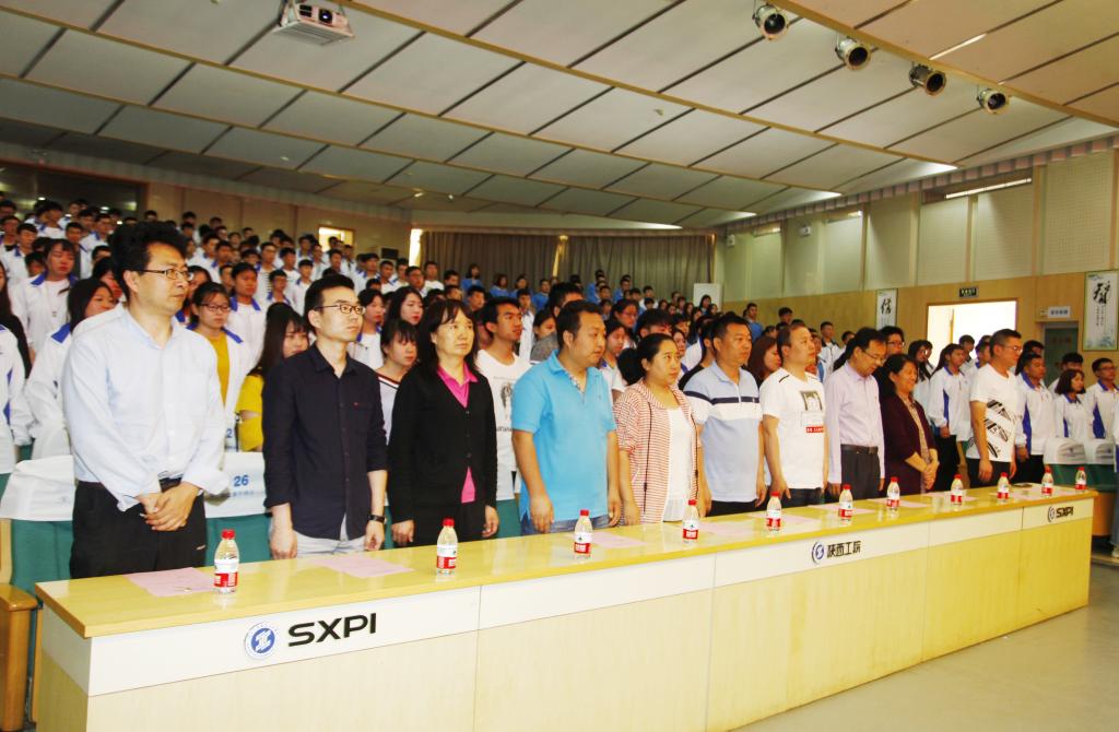 结业典礼在雄壮的国歌中拉开序幕