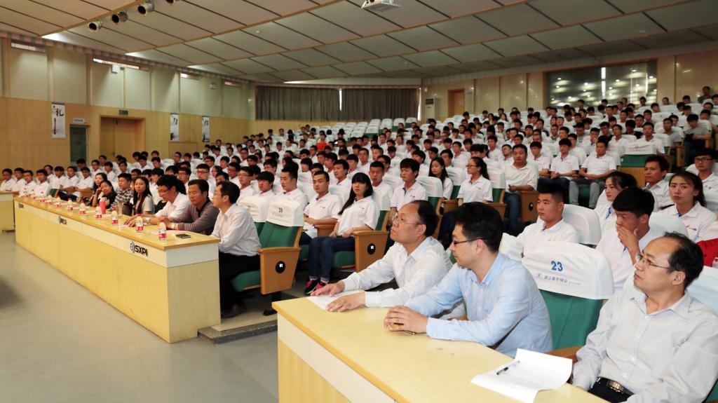 党政办、校企合作处、教务处、学生处、数控学院、机械学院、电气学院负责人及第四届“亿滋班”全体学员参加了开班典礼