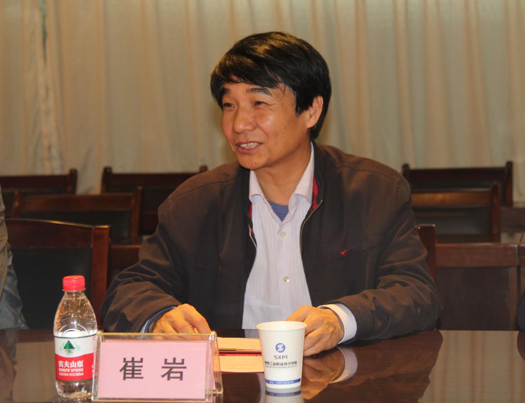 崔岩书记介绍了学院情况