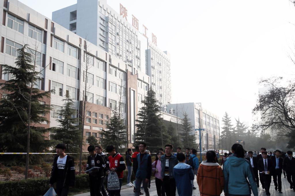一大早,校园里便人潮如织