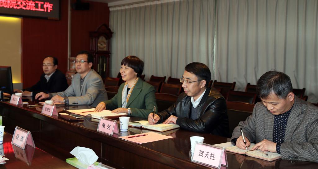 我院院长张晓云,副院长杨卫军,纪委书记康强参加座谈