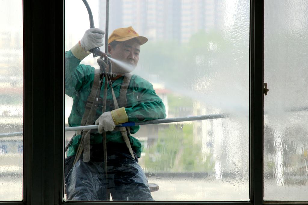 赵乐飞老师的摄影作品《民工兄弟》获三等奖